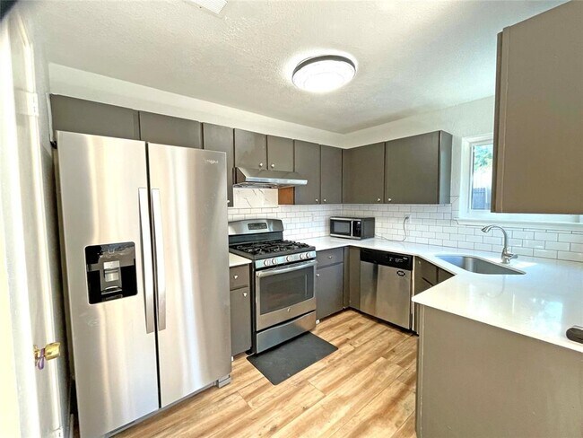 Building Photo - 2315 Claudia June Ave