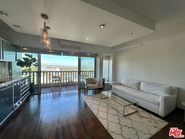 Building Photo - 999 N Doheny Dr