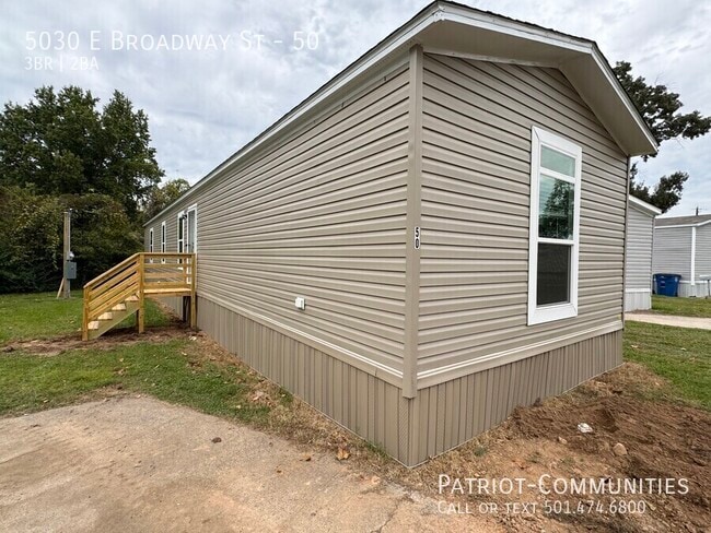 Primary Photo - 5030 E Broadway St