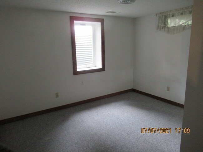 Building Photo - 2 Bedroom, 2 Bath, with Double Garage.