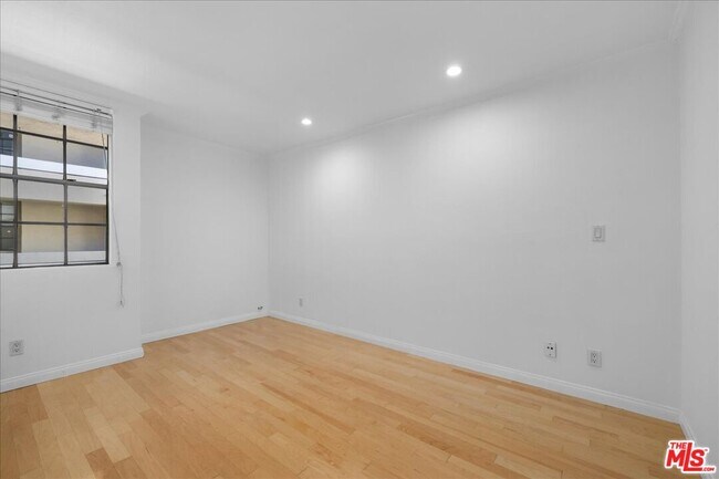 Building Photo - 740 Kings Rd