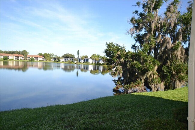 Building Photo - 209 Woodlake Wynde