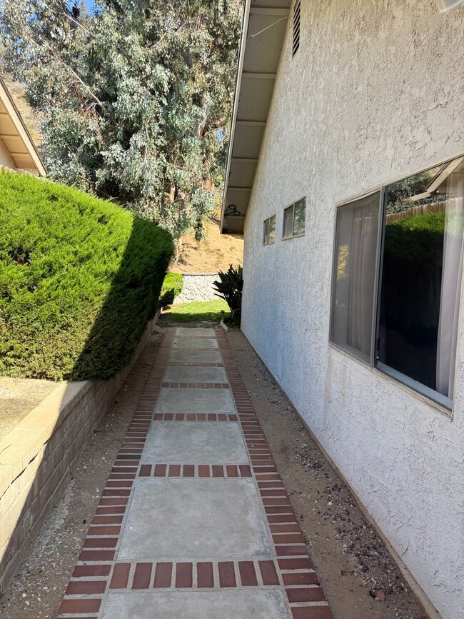 Building Photo - New Photos! Lovely One Level home in Valen...