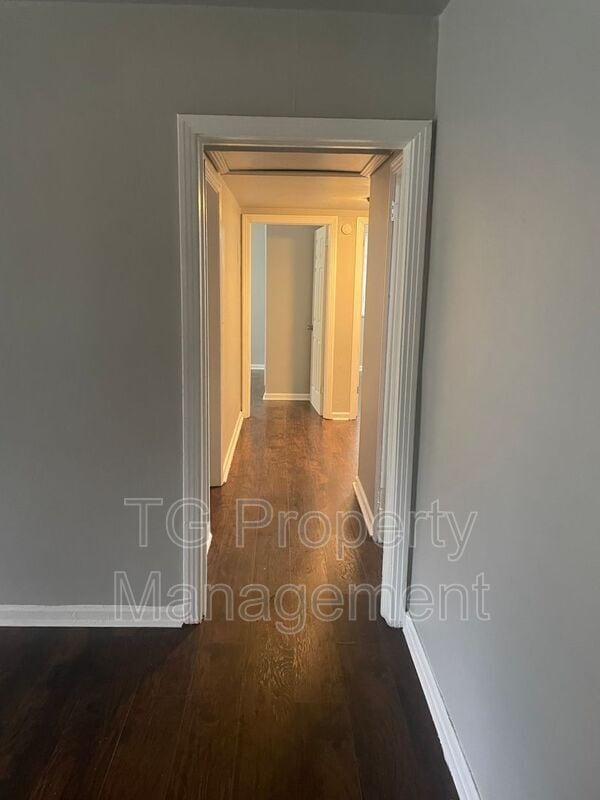 Building Photo - 5205 Hollycrest Dr