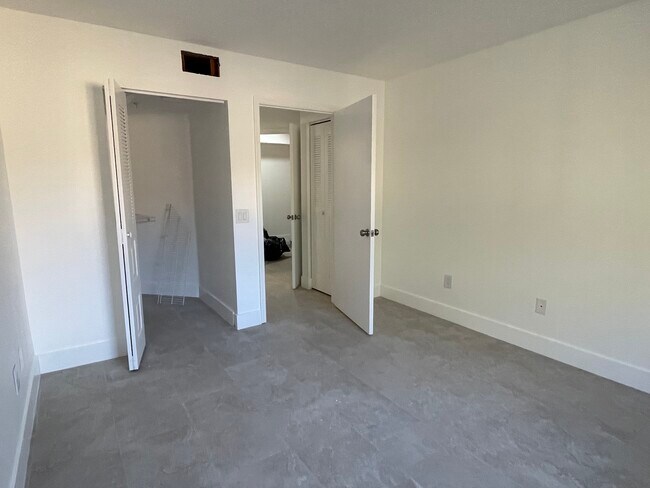 Building Photo - 450 S Park Rd