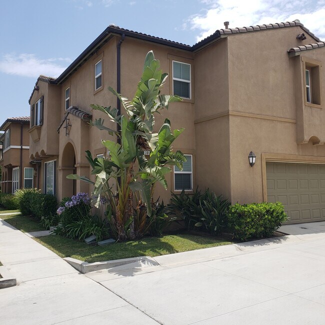 Building Photo - Welcome To Your New Home In Inglewood (Gat...