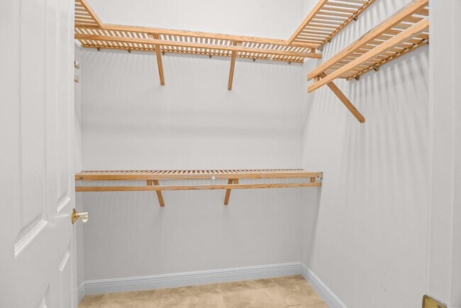 Building Photo - 844 SW Pebble Ln