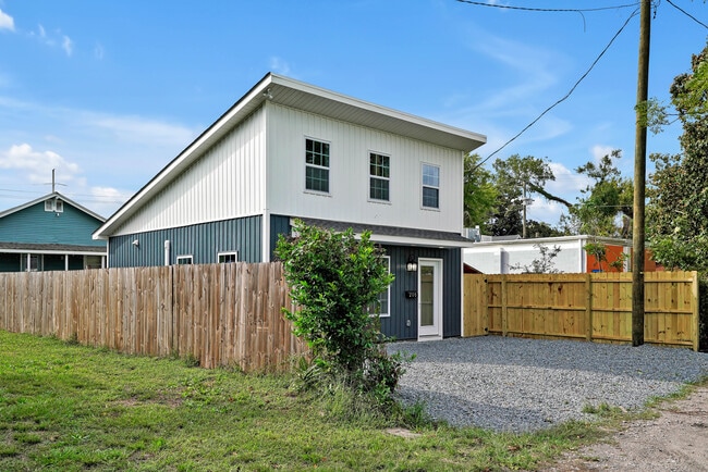 Building Photo - 206 Jasmine St