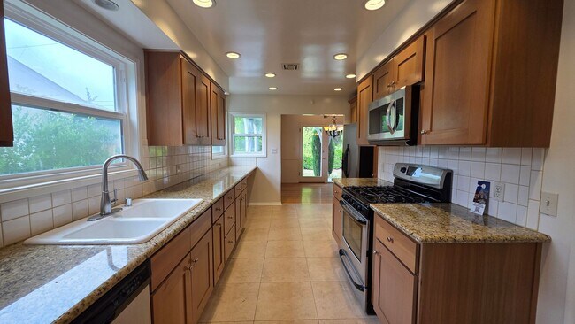 Building Photo - Sherman Oaks 3+2 w/appliances, wood floors...