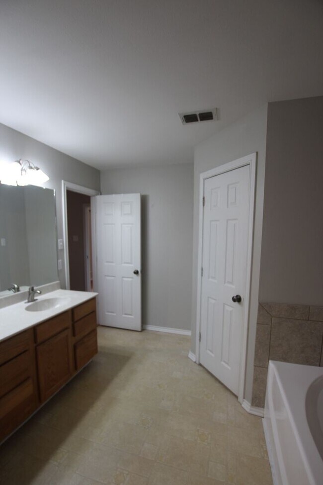 Building Photo - Stunning 4 Bedroom in Tyler! Available in ...