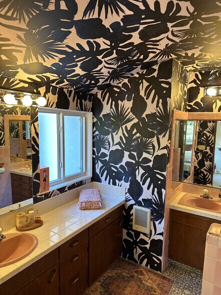 Primary bedroom en-suite bathroom - 13140 SE Flavel St