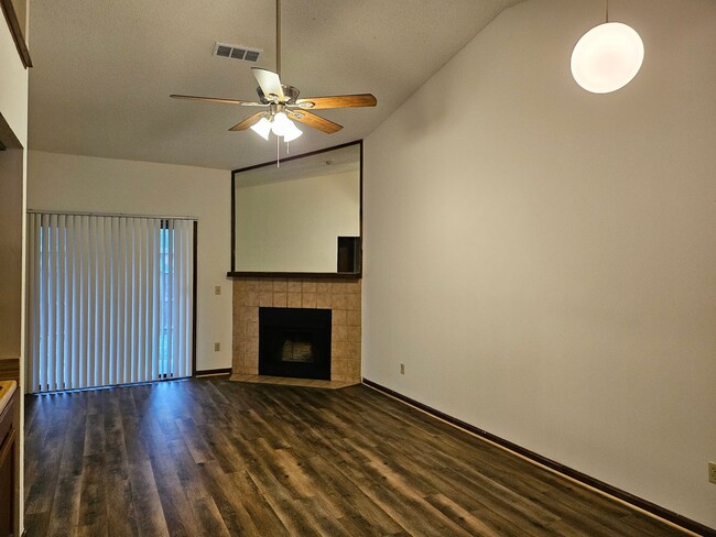 Building Photo - $1150 - Jefferson Square - MOVE IN SPECIAL