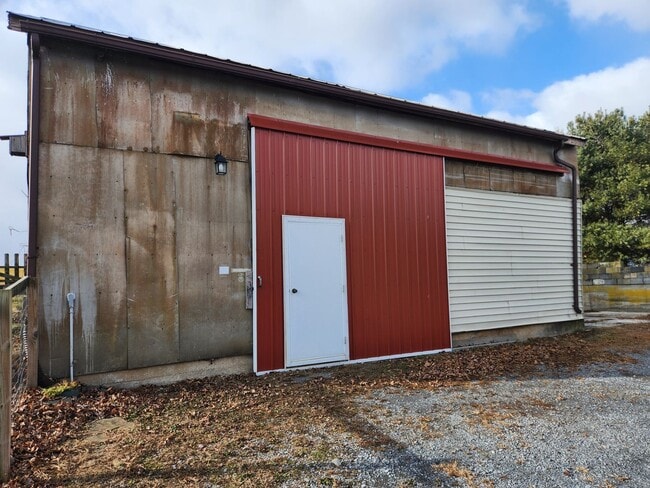 Building Photo - Large and Beautiful Farm House in Quiet Area