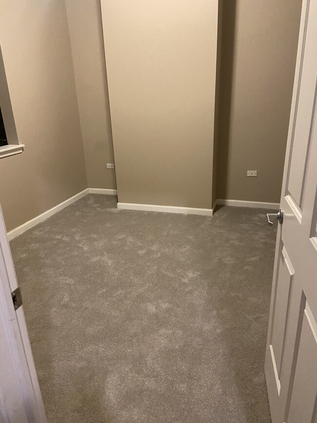 second bedroom with recently replaced carpet - 1464 S Michigan Ave