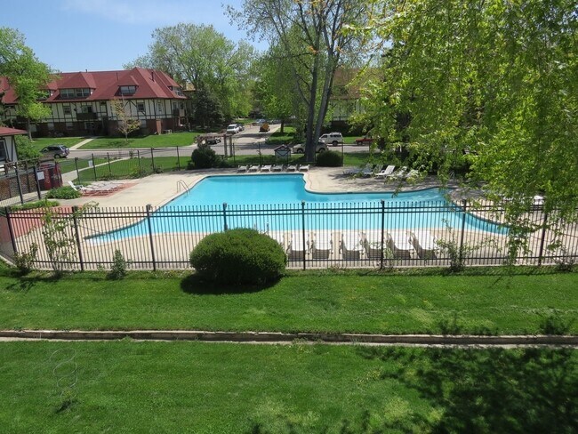 Building Photo - 2 Bed 1 Bath Top Floor Corner Unit Condo