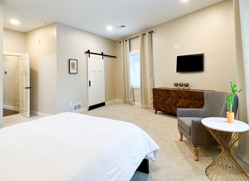 Building Photo - 63 7th Ave S