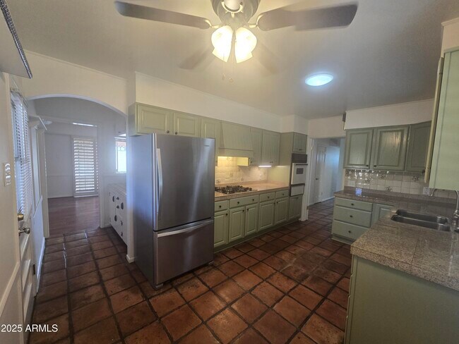 Building Photo - 6923 E Rancho Vista Dr