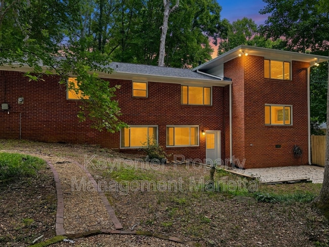 Building Photo - 3720 Lake Dr SE