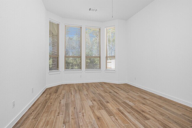 Building Photo - 256 Sky Top Dr