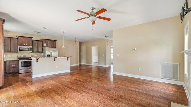 Building Photo - 110 Queens Cove Way