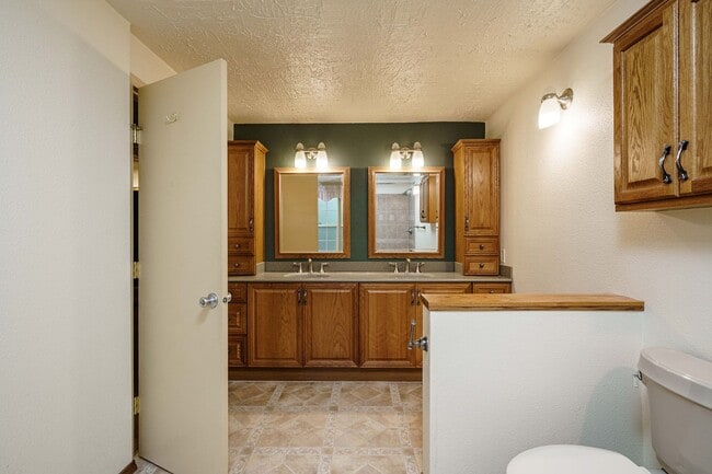 Building Photo - 3 Bedroom 2 Bath Single Level with Fence B...