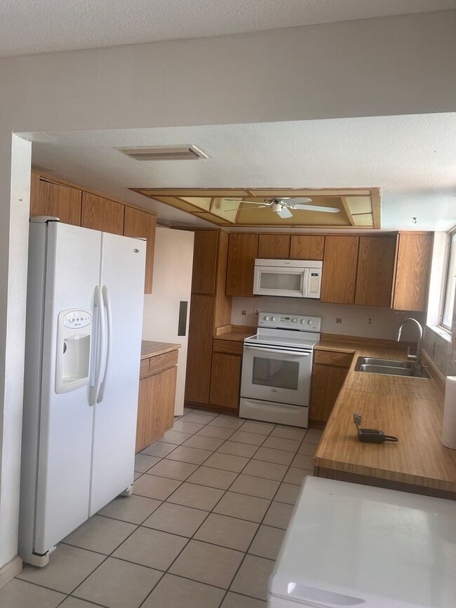 Building Photo - 4-bedroom HOUSE w/Solar, Private Pool, DONT MISS OUT!! $2750 APPLY Today!