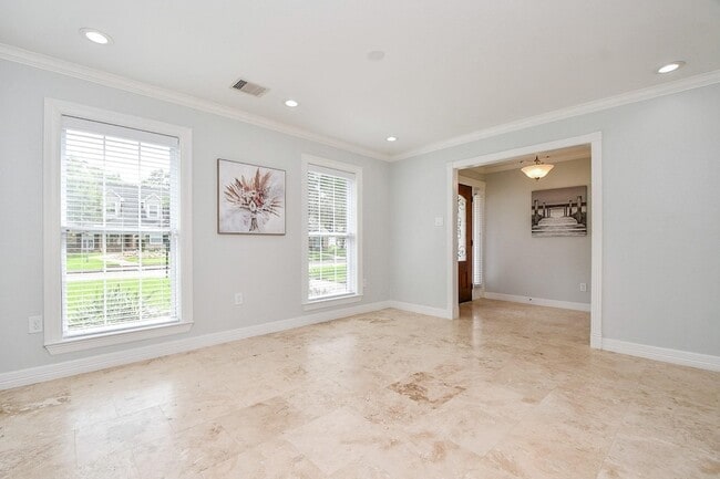 Building Photo - 707 Thistlewood Dr