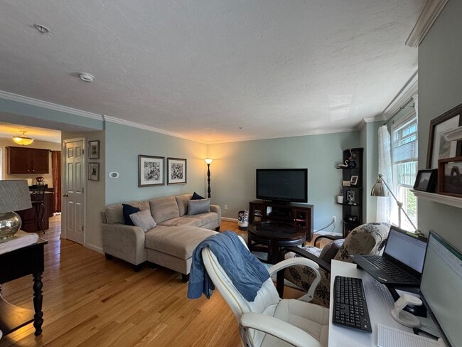Building Photo - Updated Two-Bedroom Corner Townhouse in Lo...