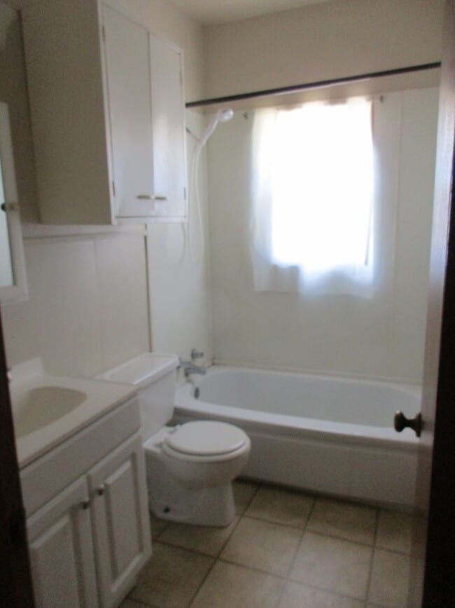 Building Photo - 1 bedroom duplex Across St.from SWOSU