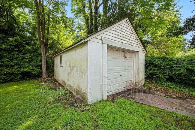 Building Photo - 428 Melville Rd