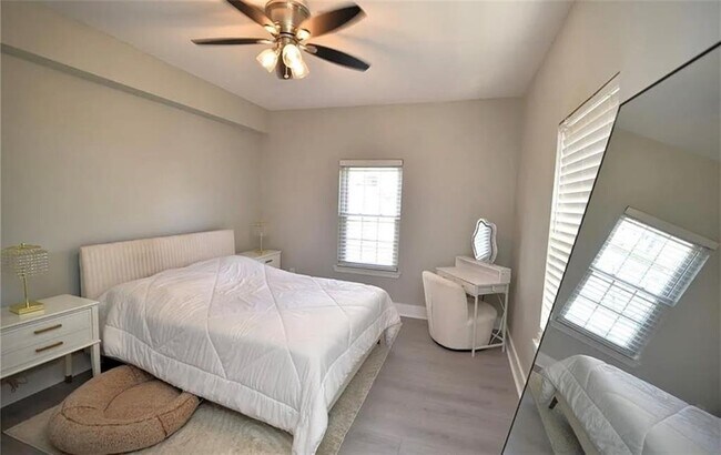 Building Photo - 1074 Peachtree Walk NE