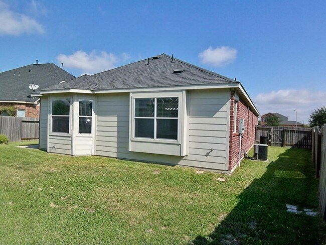 Building Photo - 17207 Mossbriar Ln