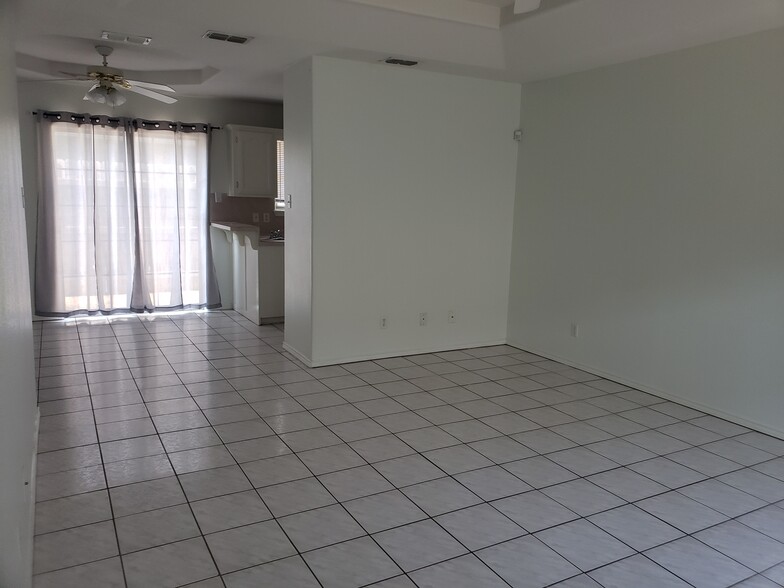 Building Photo - 1012 Lexington Cir