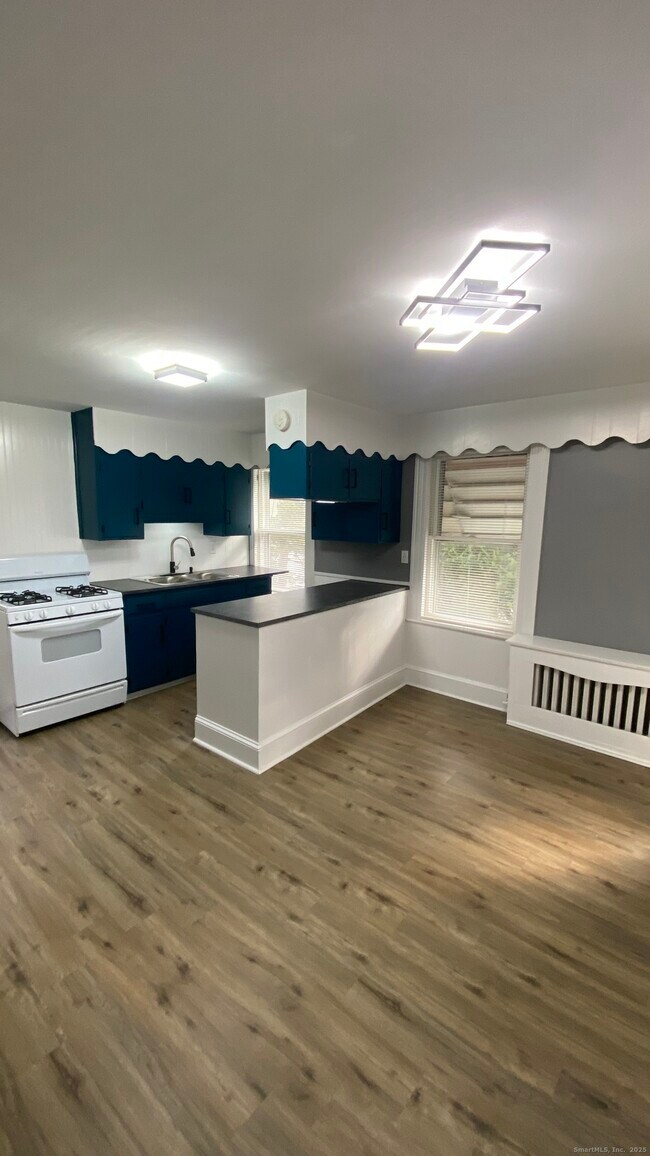 Building Photo - 26 Pine St