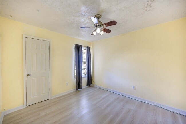 Building Photo - 6227 S Pinesap Dr