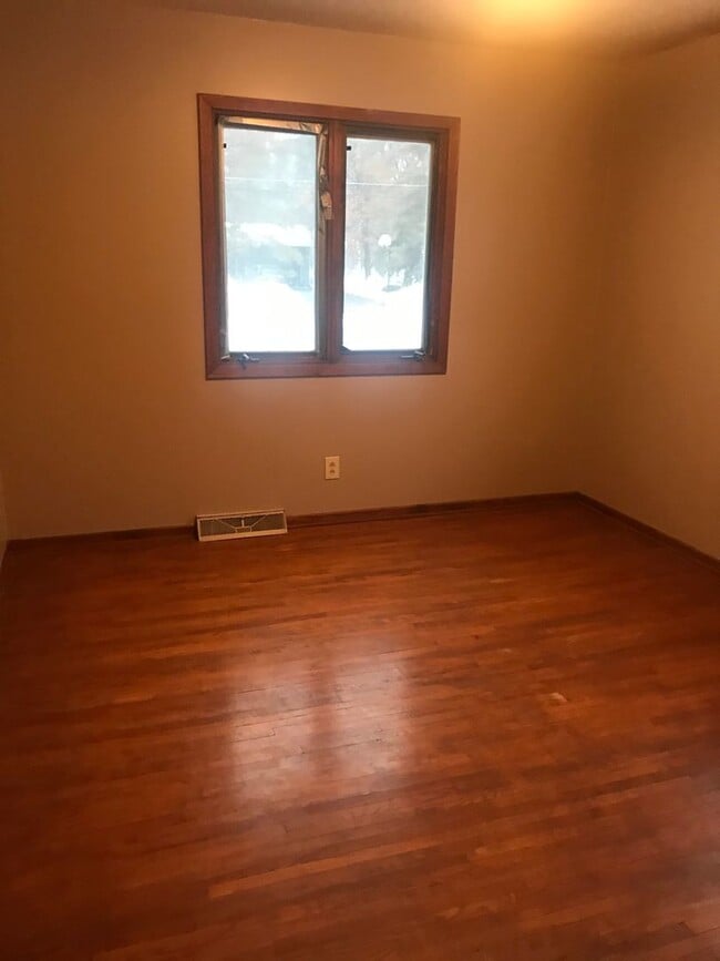 Building Photo - 3 Bedroom, 1.5 Bath - Single Family home in Baxter