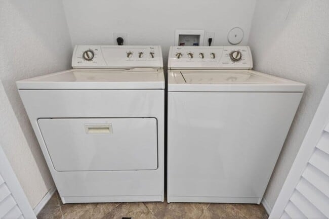 Building Photo - 203 E Thatch Palm Cir