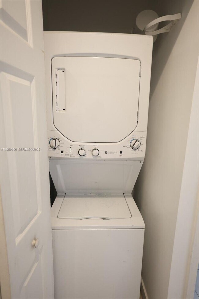 Building Photo - 405 E 7th St