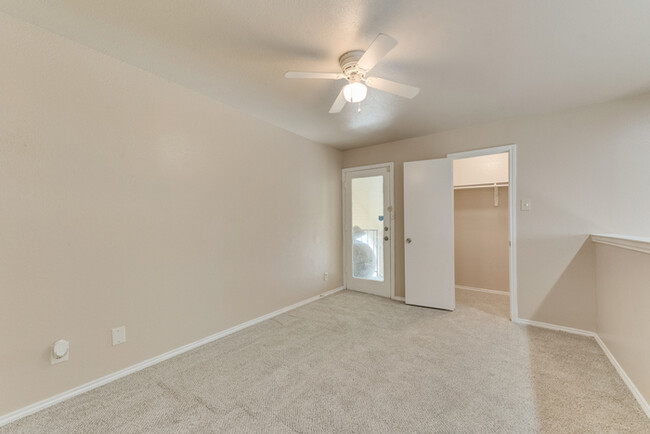 Building Photo - Condo in Garland - Great Location!