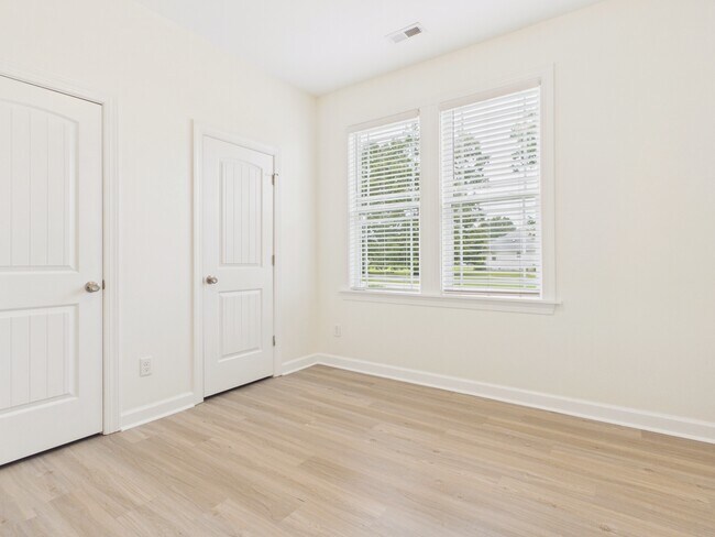 Building Photo - 602 Princess Anne Cir