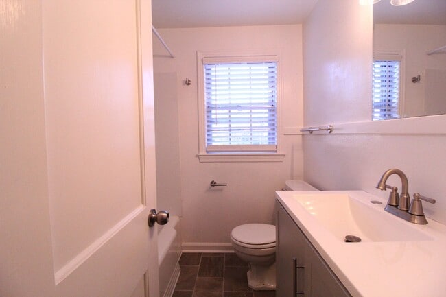 Building Photo - January FREE On This 2 Bedroom 2 Bath Duplex In The Waldo Area