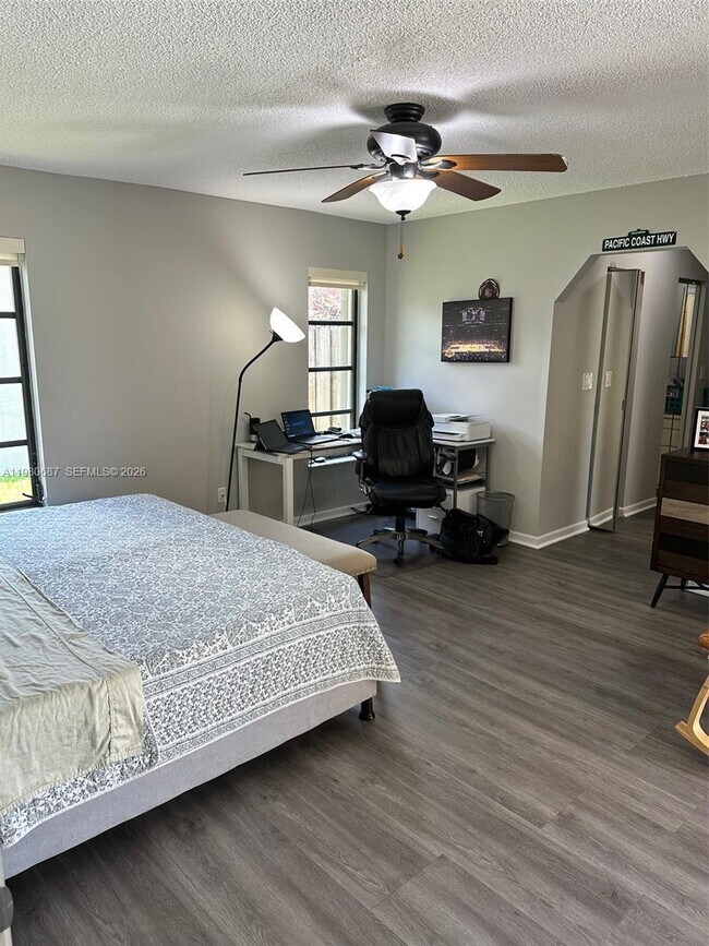 Building Photo - 10404 NW 5th Manor