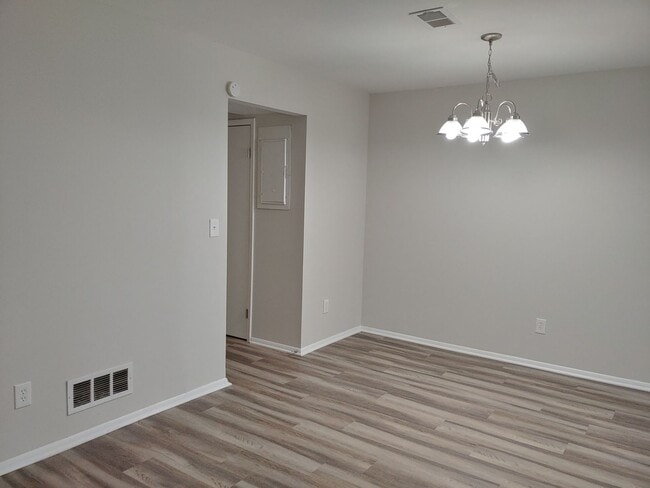 Building Photo - Charming 3 Bdrm/2 Bath Townhome - Available Now!