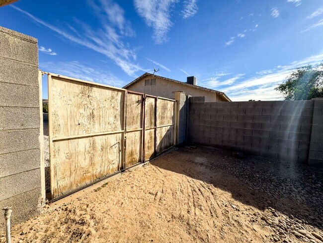 Building Photo - "Newly Renovated 4-Bedroom, 2 Bathroom Home in Yuma!"