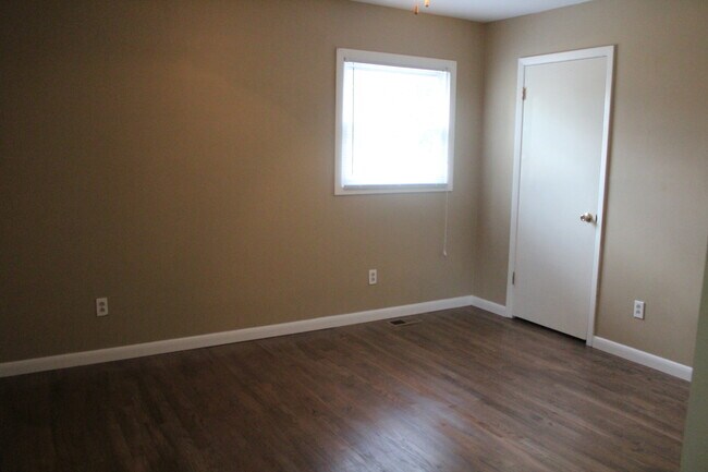 Building Photo - Ireland Dr. area