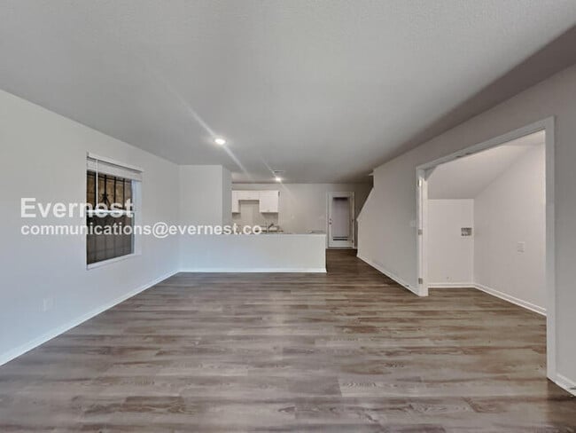 Building Photo - Limited Time Special Offer! / 3 Bed, 2.5 Bath Home with Modern Amenities / Pet-Friendly / Availab...