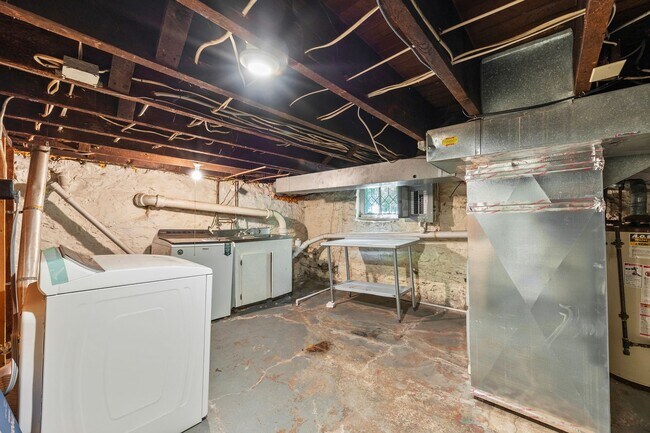 Building Photo - Beautiful German Village Home with Parking and Outdoor Space