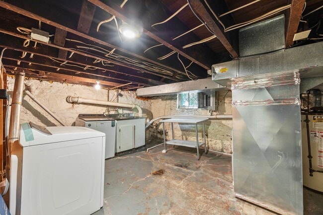 Building Photo - Beautiful German Village Home with Parking...