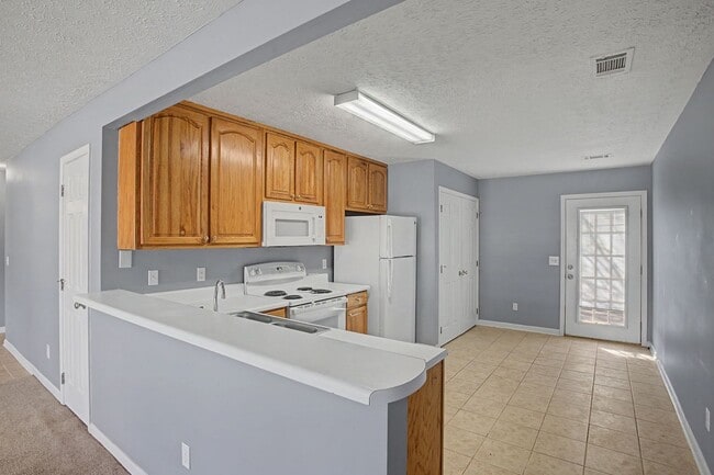 Building Photo - Now Available! 3 Bed 3 Bath Duplex