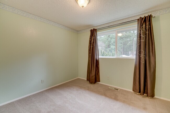 Building Photo - Beautiful 4 bedroom house with large backyard for rent in Sammamish!